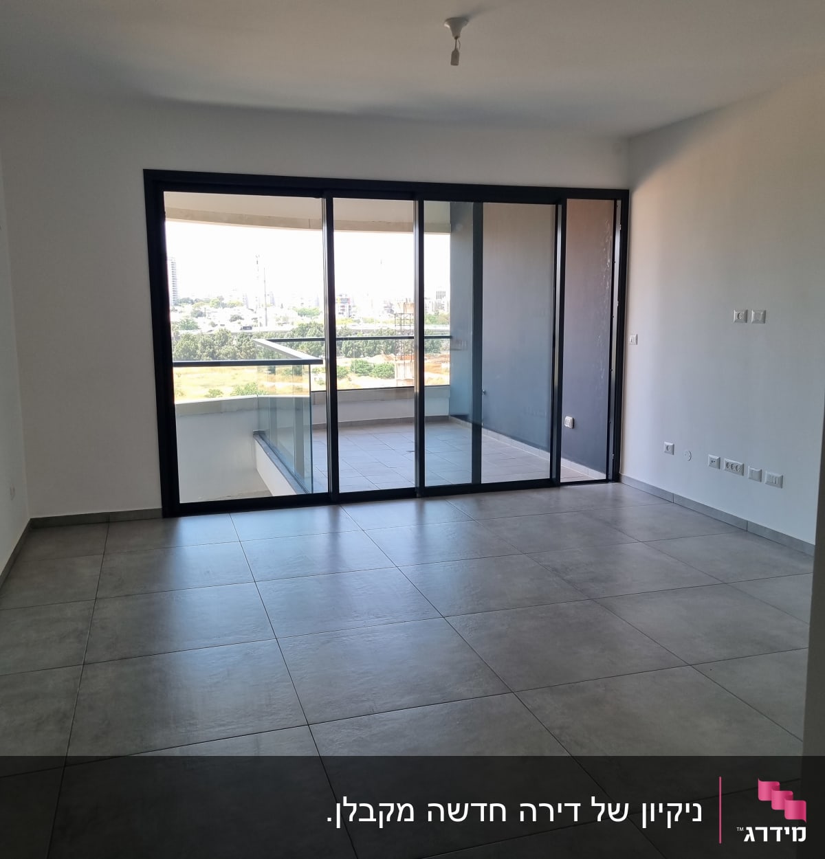 רצפה נקייה בחדר עם חלונות גדולים